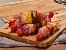 Não tenho churrasqueira e aprendi que não preciso dela para fazer espetinho misto: fica no ponto perfeito e muito suculento na air fryer!