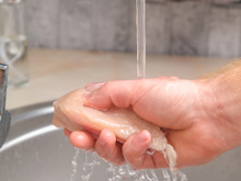 Sou biomédico e garanto: "Não lave o frango. O que realmente limpa a carne não é enxaguar, é o cozimento"