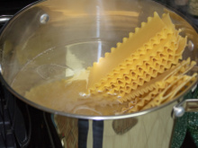 Aprenda como cozinhar macarrão de lasanha e não corra o risco de a massa ficar grudenta e quebrada! 