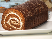 Rocambole de chocolate com creme de queijo: sobremesa fácil de fazer e difícil de comer só um pedaço