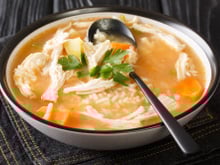 Como fazer canja com frango desfiado na panela de pressão