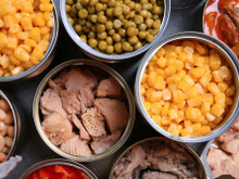 Como armazenar comida enlatada? Descubra se você pode colocar a embalagem aberta na geladeira