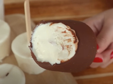 Picolé caseiro com apenas 2 ingredientes: receita deliciosa nem precisa de forminha, já anota para quando o verão chegar