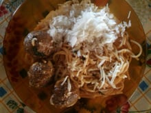 Macarrão com mini almondegas