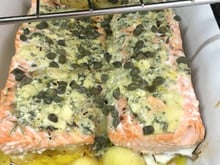 Salmão assado com gorgonzola