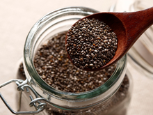 A chia tem mais proteína que o ovo, mais ômega 3 que o salmão, 5 vezes mais cálcio que o leite, mais potássio que a banana e 5 vezes mais fibras que a aveia, mas não basta olhar os números