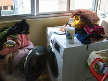 Esse produto barato salva as roupas do cheiro de mofo e ainda substitui o amaciante. Saiba como usar! 