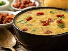 Quando o frio chega, esse caldinho de aipim com calabresa do TudoGostoso vira jantar obrigatório aqui em casa, é puro conforto!