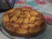 Bolo de chocolate com banana caramelizada