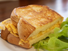 Desde que aprendi a fazer esse sanduíche de omelete rápido, nunca mais saí de casa sem tomar café