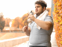 O que acontece com o colesterol e o açúcar no sangue se você beber dois litros de água por dia?