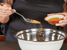 Por que despejar canela no ralo? Entenda os benefícios desse truque doméstico