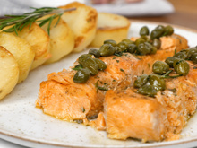 Salmão com molho de alcaparras