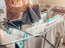 A psicologia explica o que significa dobrar a roupa logo após tirá-la do varal