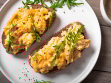 Sou nutricionista e garanto: se você come frutas no café da manhã, tem que colocar bastante ovo ou presunto na torrada