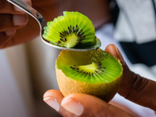 Como kiwi diariamente desde que descobri seus benefícios digestivos e antioxidantes: essa é a quantidade exata que você deve comer