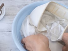 Misture essas duas coisas na água e lave roupas brancas! Até as manchas mais difíceis desaparecerão e sua roupa brilhará como nova