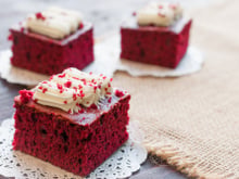 Bolo red velvet com nozes