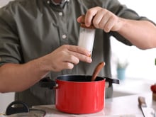 Como tirar o excesso de sal da comida que passou do ponto: 3 truques fáceis que aprendi no TudoGostoso