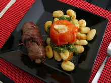 Nhoque ao pesto paraense com filé e tomate recheado