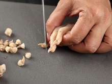 Melhora a pele e cresce o cabelo: pé de galinha é a proteína barata que deve fazer parte do seu cardápio, veja como preparar!