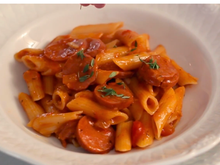 Adeus, escorredor! Aprenda a técnica para cozinhar o macarrão direto no molho e deixá-lo muito mais saboroso