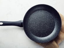 O furo no cabo das frigideiras não serve apenas para decoração: estes são seus dois principais usos