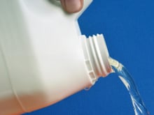 Água sanitária e cloro parecem iguais, mas não são: essas são as diferenças e como usar cada um