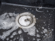 Nem vinagre, nem bicarbonato: esse é o truque que vai desentupir a sua pia EM MENOS DE 60 SEGUNDOS