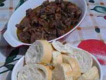 Músculo cozido com pão francês