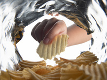 Os pacotes de batata frita vêm cada vez mais vazios, mas os fabricantes não querem que você perceba isso