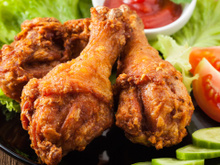 Revelando a receita para fazer frango frito sem precisar empaná-lo em farinha. Fácil de fazer e não gruda na panela