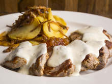 Filé aos 4 queijos com batata Sauté