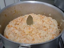 Arroz supremo de cenoura ralada com folha de louro