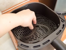 No TudoGostoso testamos esse truque de cozinha para limpar airfryer e o resultado surpreendeu: sem esforço e sem produtos caros