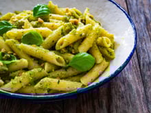 Macarrão ao pesto com castanha-de-caju: receita fácil, rápida e cheia de sabor