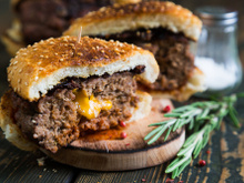 Hambúrguer recheado com queijo: confira a receita