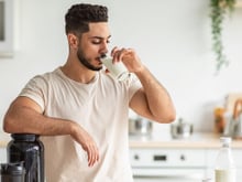 Julio Cesar, neurocientista: "O leite é ou não é inflamatório? Esse estudo avalia outros 52 estudos e o resultado foi que para a grande maioria das pessoas que não tem  nenhum tipo de problema alérgico, o leite não é inflamatório"