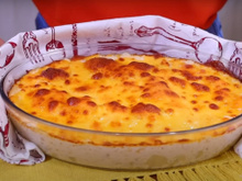 Batata gratinada cremosa para o almoço de família: ao molho de queijo e bacon, receita fácil é a preferida da minha filha