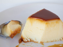 Flan de coco: sobremesa fica pronta para ir ao forno em apenas 2 minutos, nem precisa de liquidificador