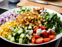 Salada crocante com molho especial: a receita que vai fazer você esquecer o prato principal