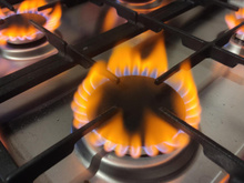 O que significa quando a chama do fogão está amarela ou avermelhada? Prestar atenção nesses detalhes pode evitar riscos à saúde