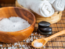 Como ser mais feliz: a substância que esse neurocientista usa ao tomar banho para reduzir o estresse e melhorar o humor