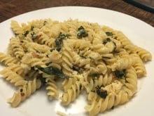 Macarrão com sálvia e parmesão