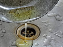 Não jogue óleo e gorduras pelo ralo da pia: truque com papel-alumínio ou saco plástico é a solução simples para evitar gasto extra na cozinha