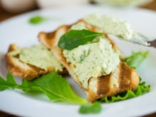 Patê de queijo cottage com manjericão