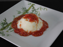 Flan de iogurte com calda de goiaba