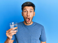 Faz mal beber água gelada quando a garganta está ardendo?