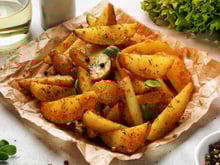 O melhor tempero pra batata assada na airfryer: o acompanhamento fica tão especial que vira prato principal