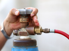 Como trocar botijão de gás corretamente: confira o passo a passo